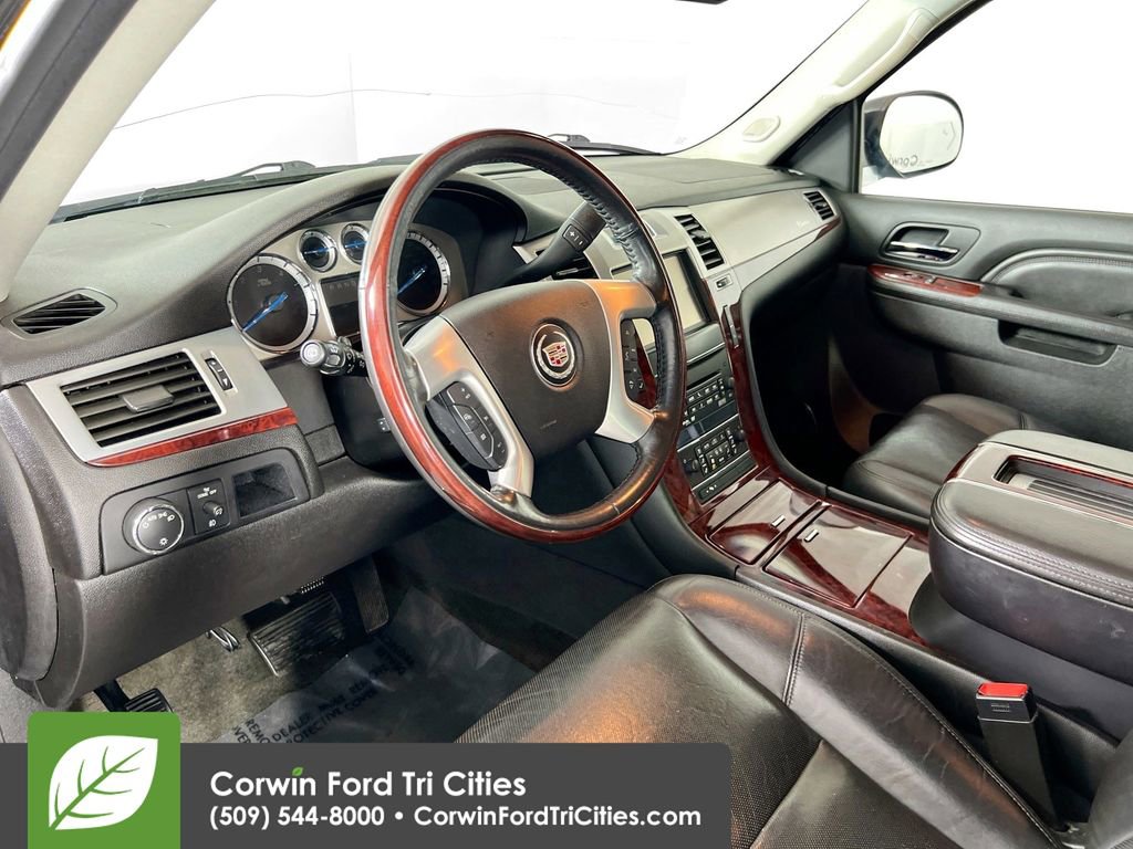 Used 2013 Cadillac Escalade Luxury image 2