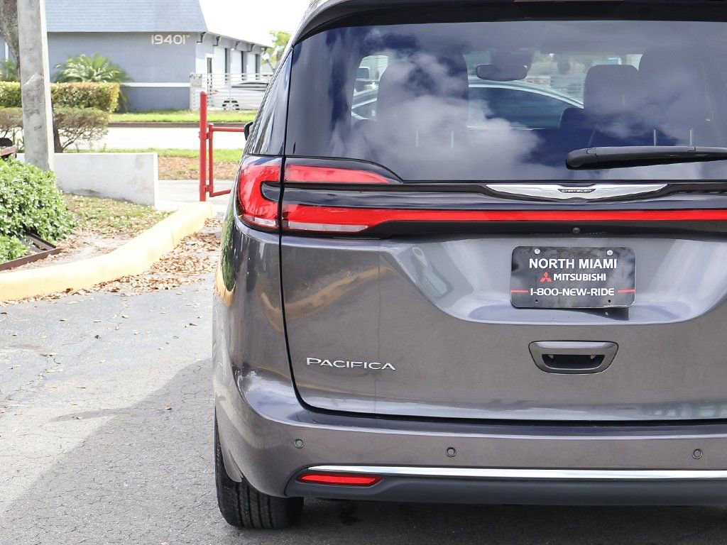 Used 2023 Chrysler Pacifica Touring-L FWD image 16