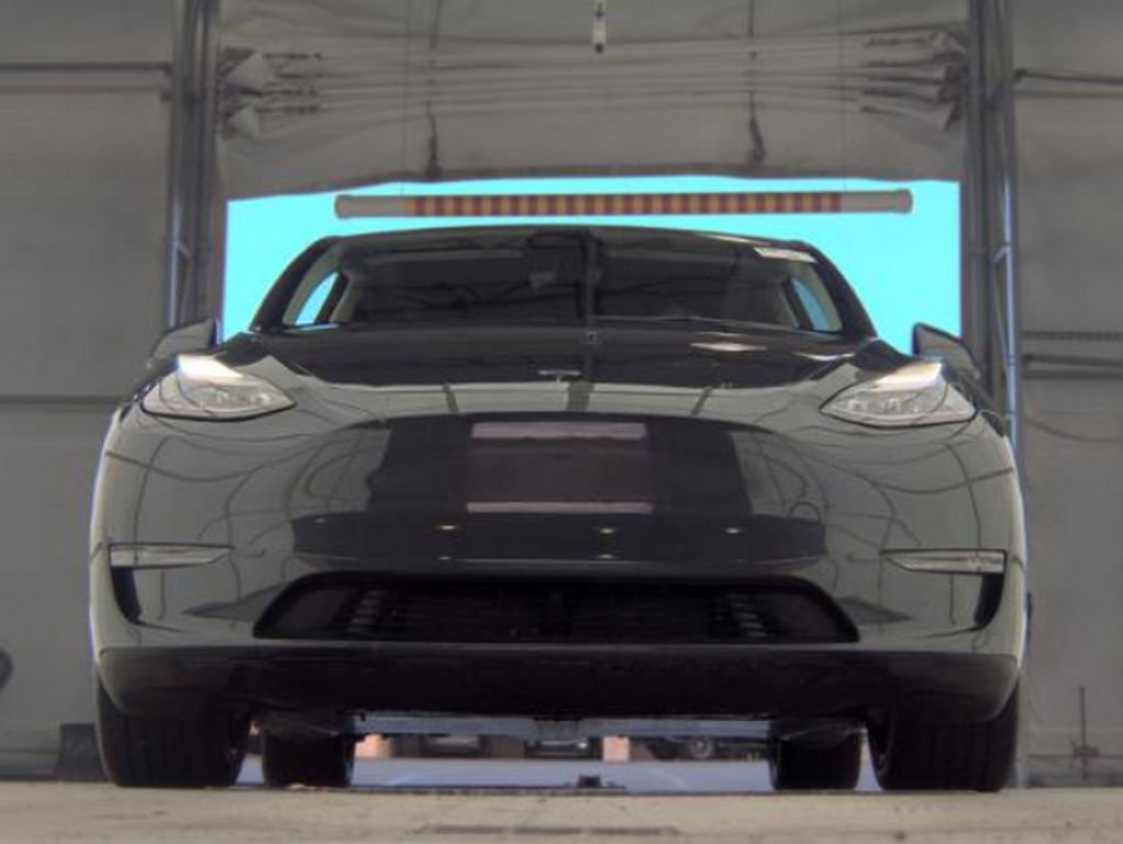 Used 2024 Tesla Model Y Long Range AWD/4WD image 3