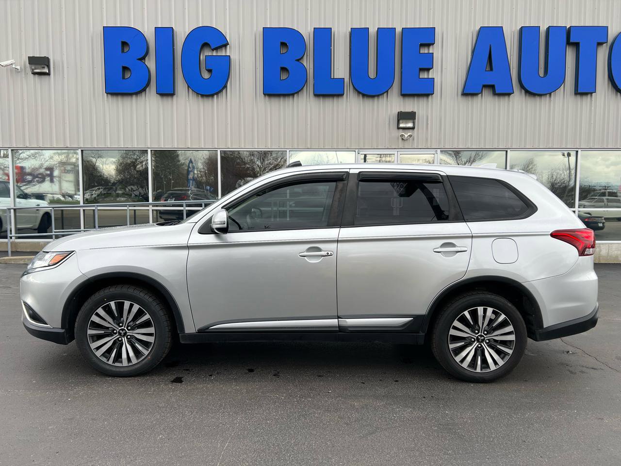 Used 2020 Mitsubishi Outlander SEL image 2