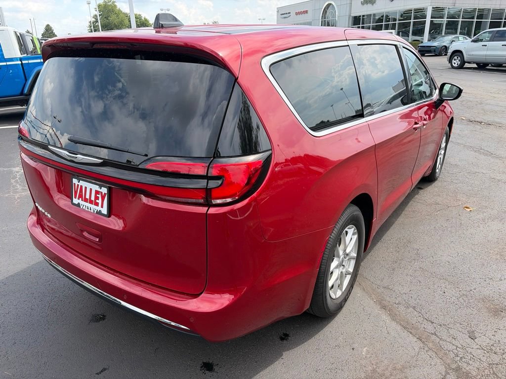 Used 2025 Chrysler Pacifica Select FWD image 7