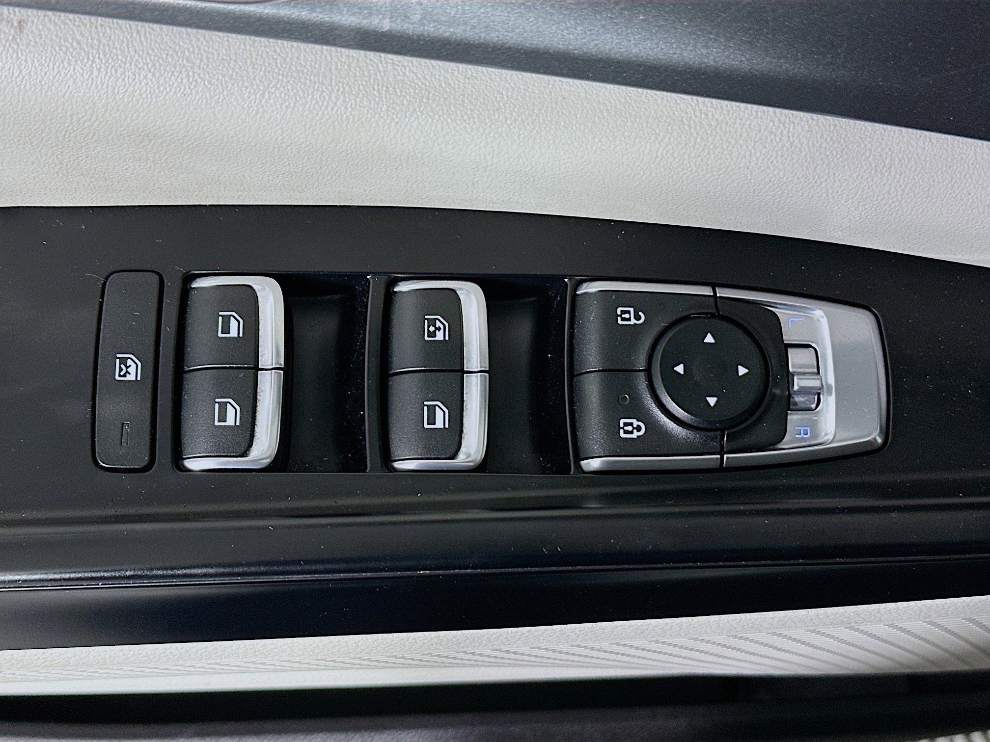 Used 2024 Kia Carnival LX image 14