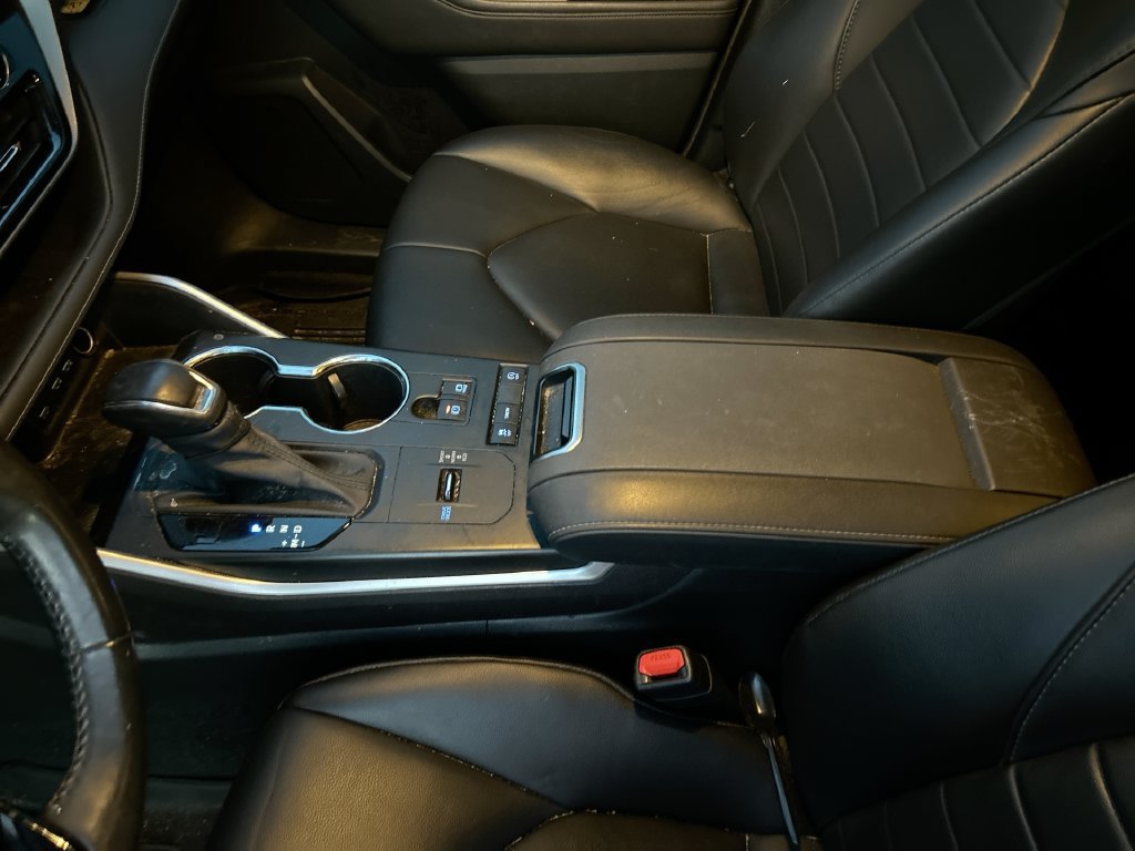 Used 2021 Toyota Highlander XLE FWD image 28
