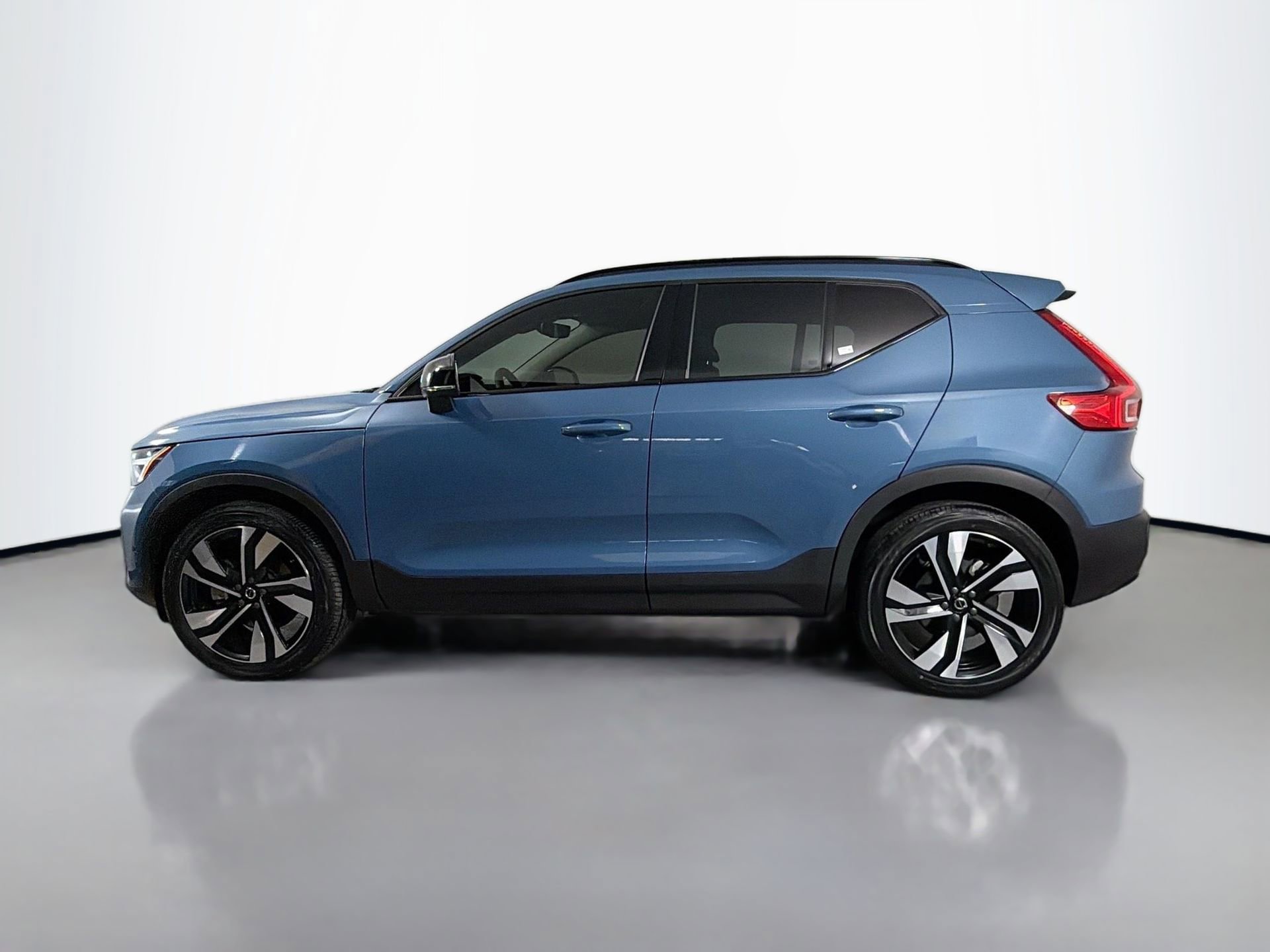 Certified 2023 Volvo XC40 B4 Plus w/ Protection Package Premier image 9