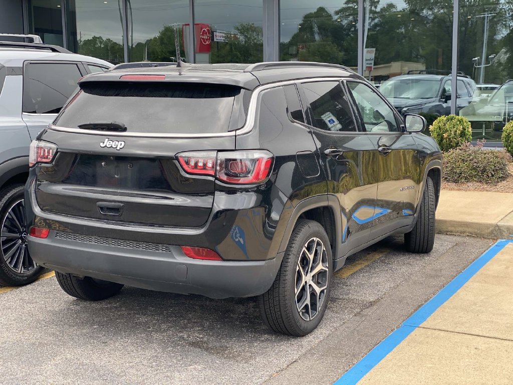 Used 2024 Jeep Compass Latitude AWD/4WD image 4