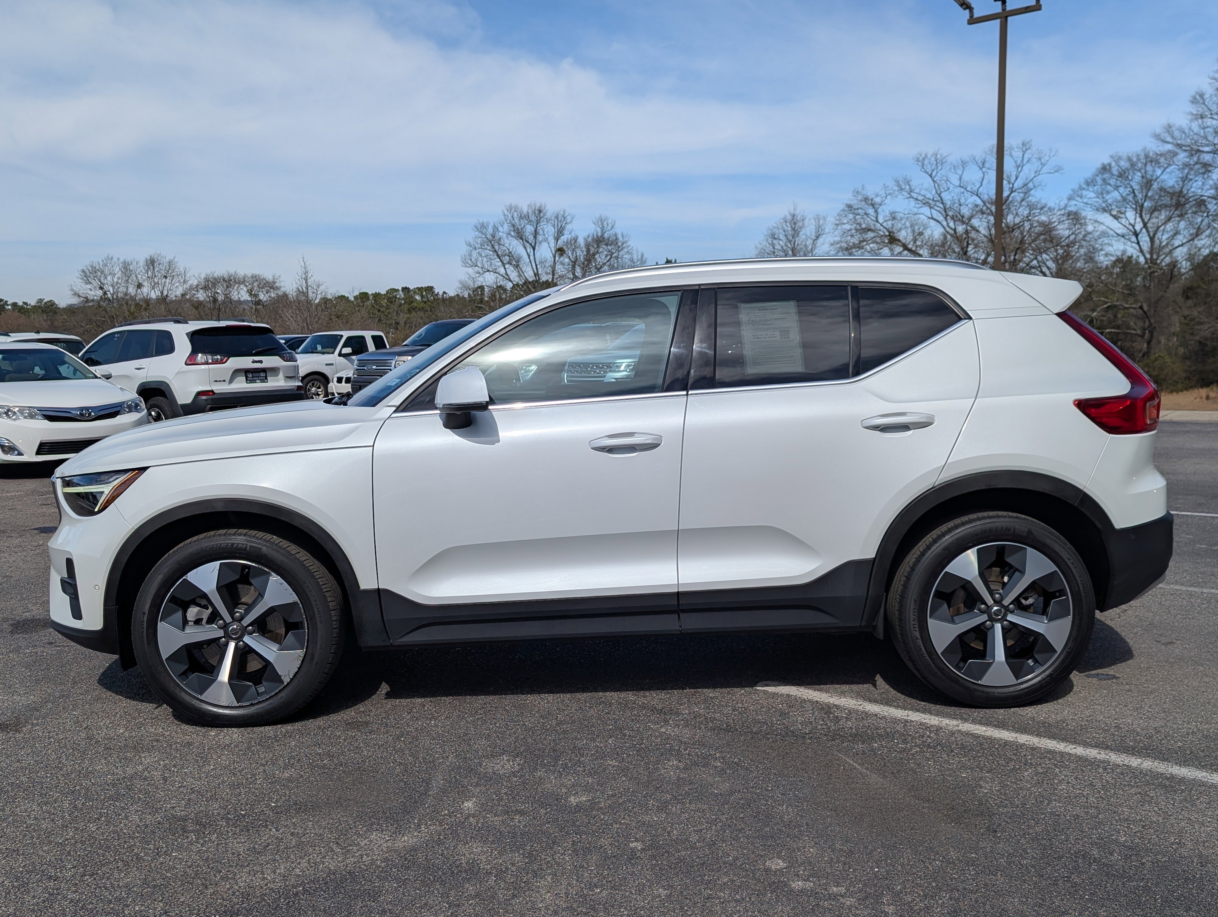Used 2024 Volvo XC40 B5 Plus image 6