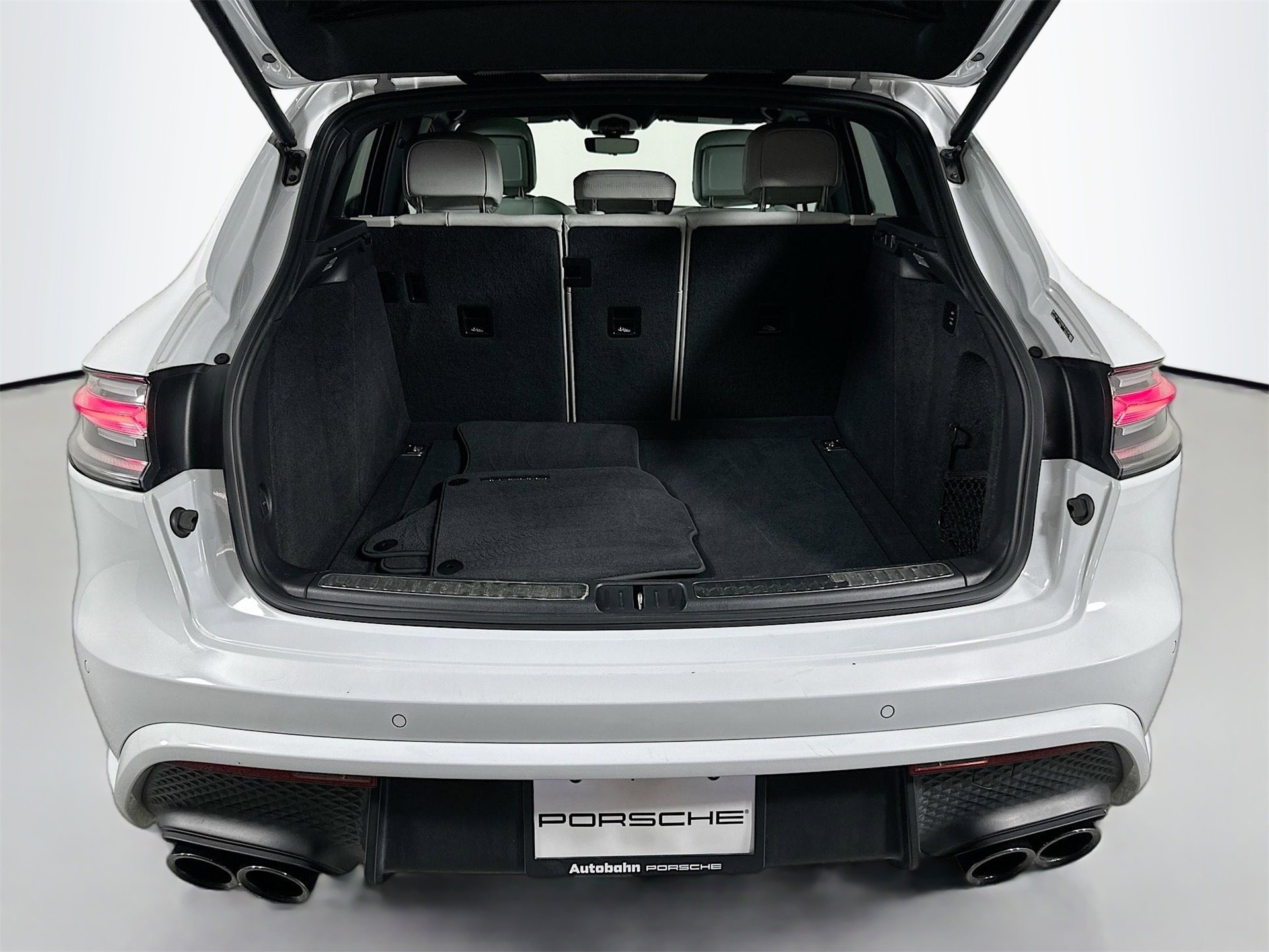 Certified 2022 Porsche Macan GTS image 38