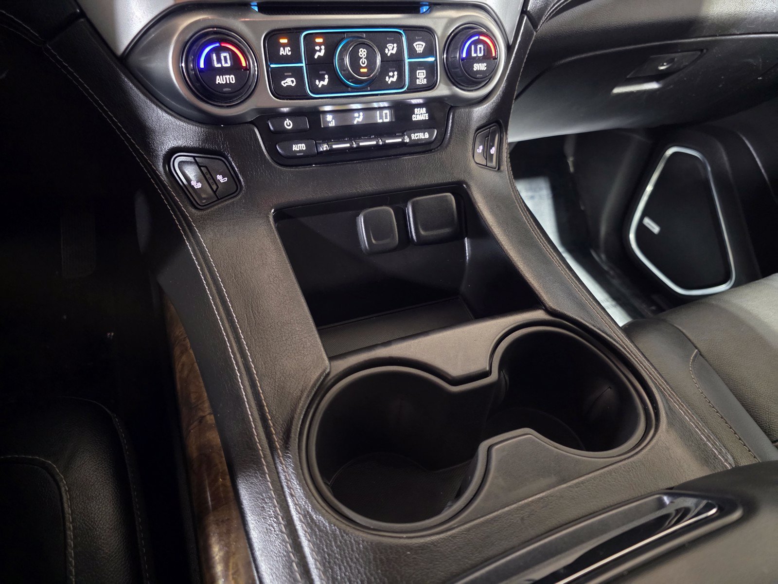 Used 2015 Chevrolet Suburban LT RWD image 28