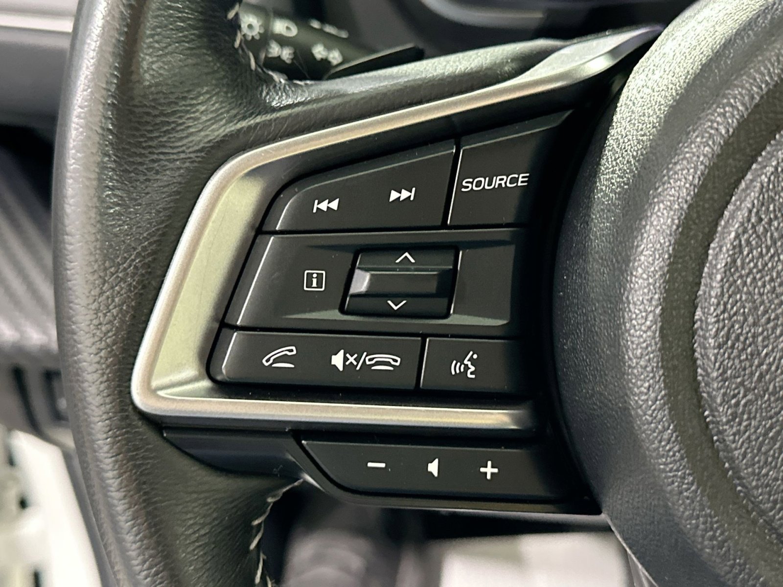 Used 2023 Subaru Ascent Premium w/ Convenience Package image 21