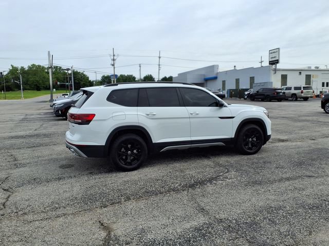Used 2025 Volkswagen Atlas Peak Edition SE AWD/4WD image 19
