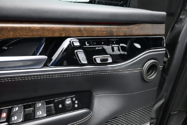 Used 2023 Jeep Grand Wagoneer L Series II AWD/4WD image 18