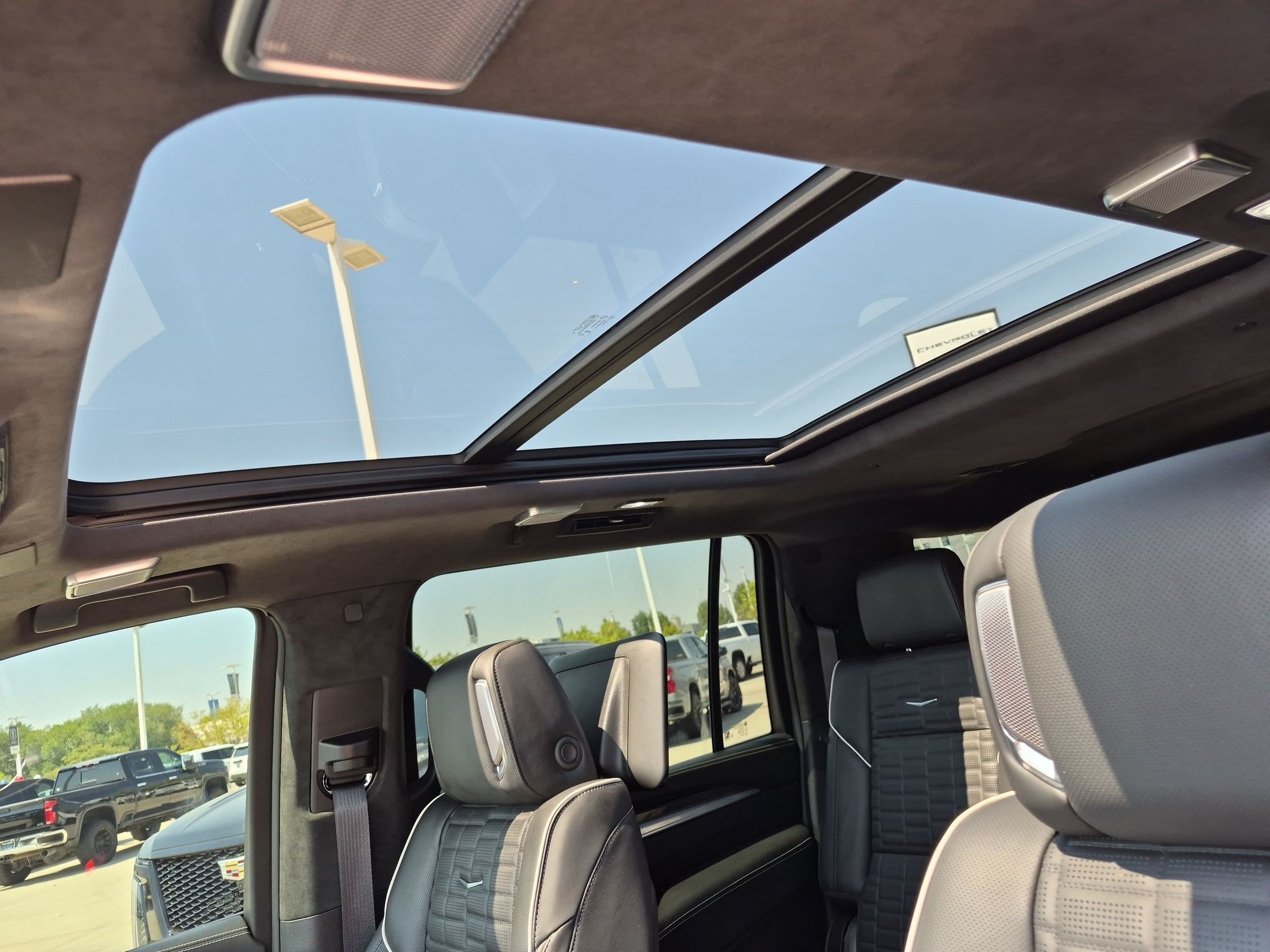 Certified 2025 Cadillac Escalade ESV V AWD/4WD image 15