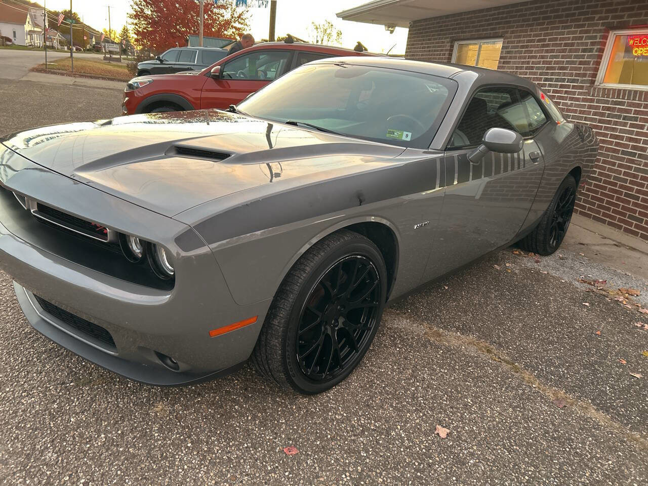 Used 2017 Dodge Challenger R/T image 2