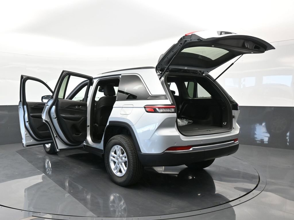 Used 2024 Jeep Grand Cherokee Laredo w/ Trailer Tow Package image 58