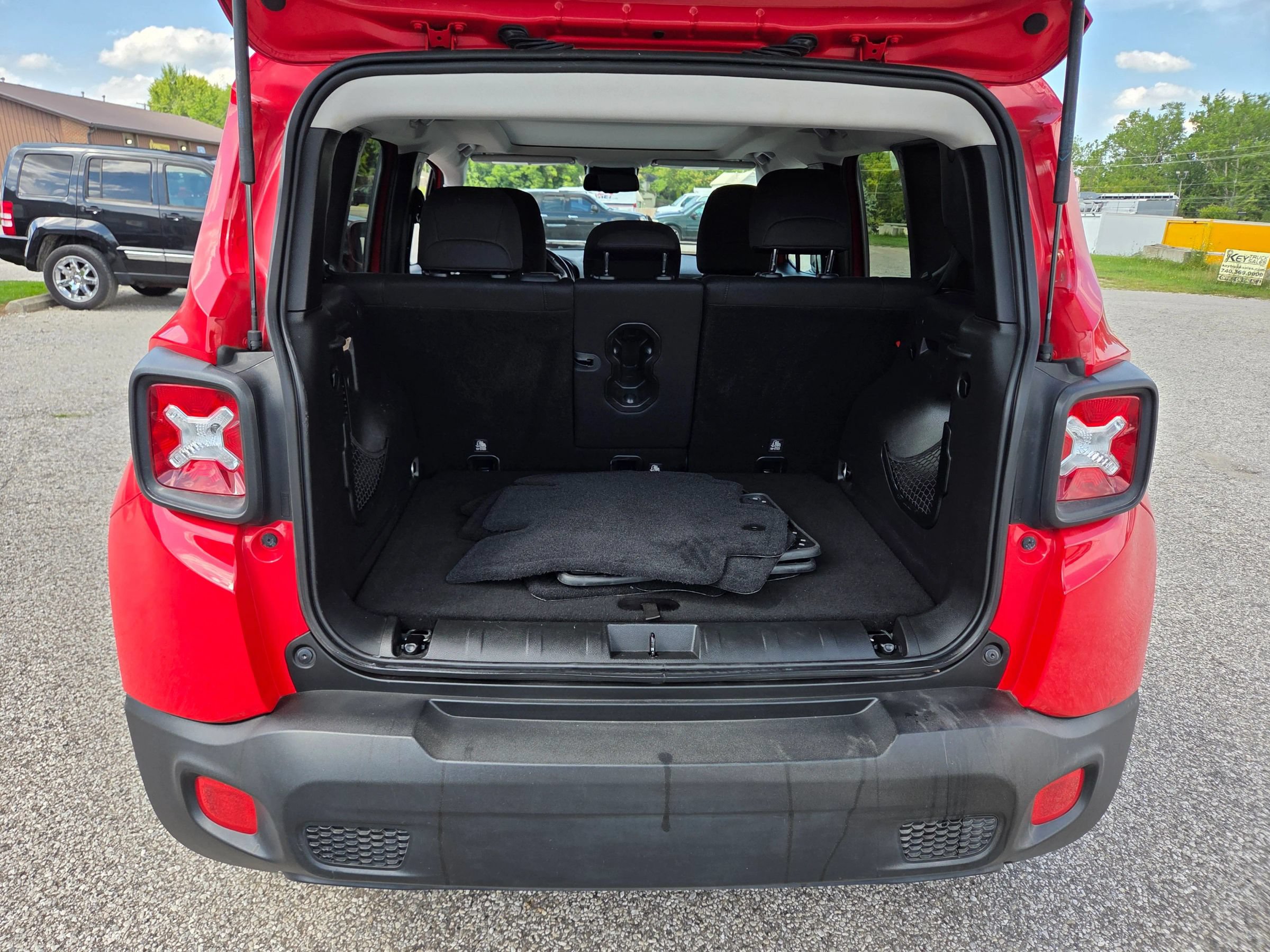 Used 2018 Jeep Renegade Latitude w/ Cold Weather Group AWD/4WD image 17