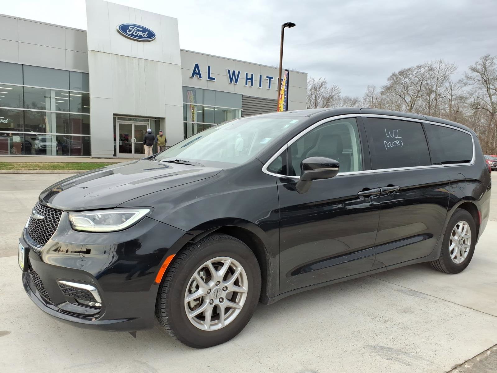 Used 2023 Chrysler Pacifica Touring-L image 1