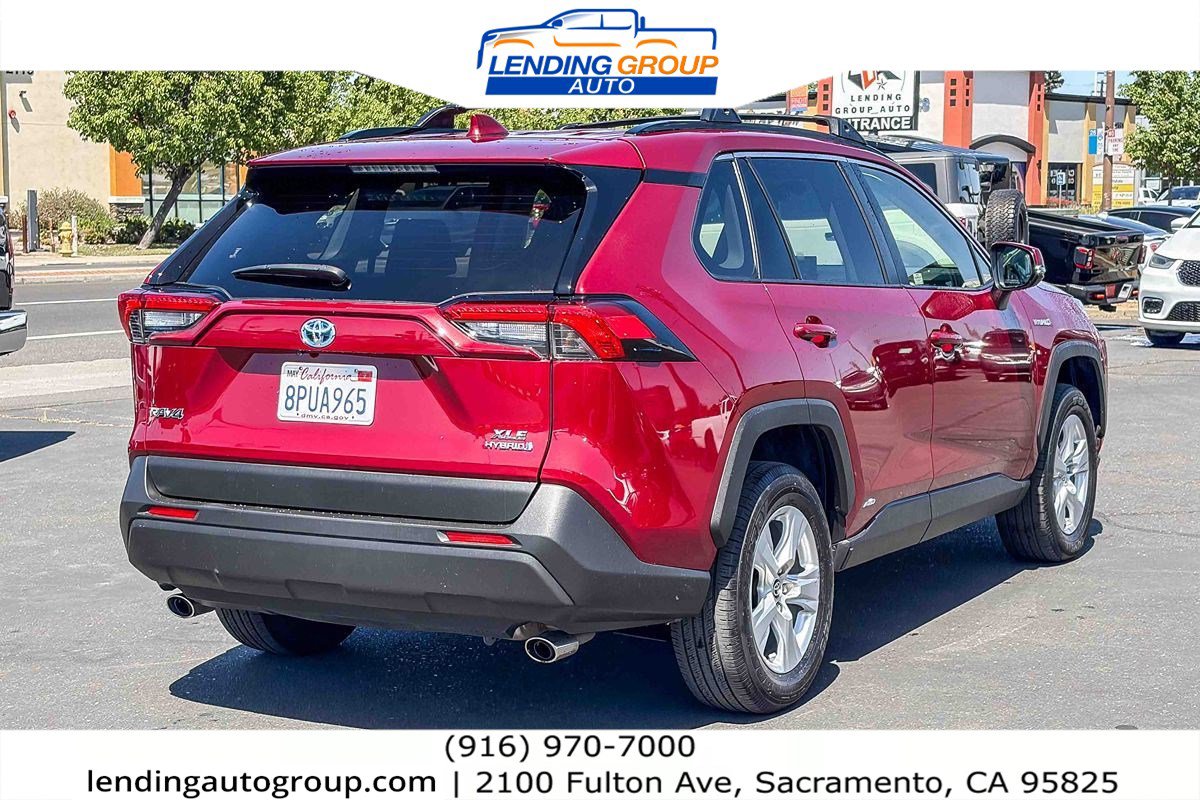 Used 2020 Toyota RAV4 XLE w/ Convenience Package AWD/4WD image 4