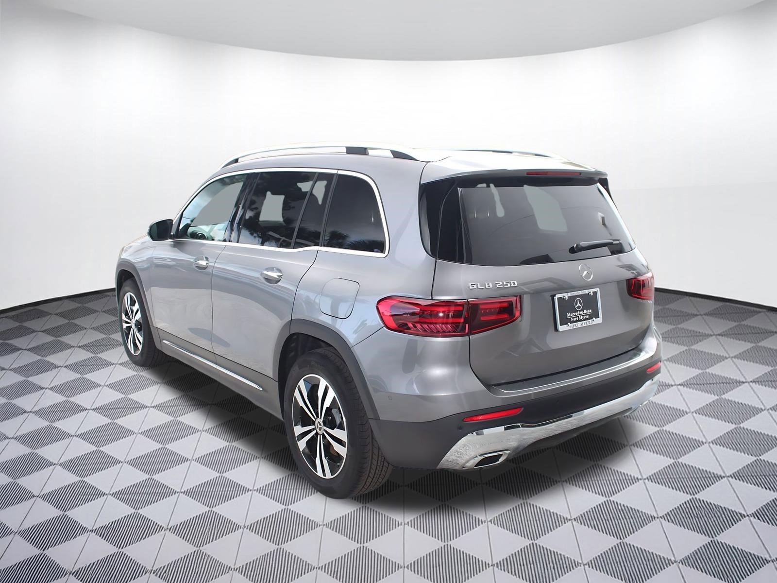 New 2026 Mercedes-Benz GLB 250 image 3