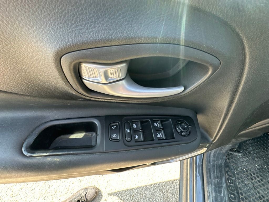 Used 2023 Jeep Renegade Latitude AWD/4WD image 10