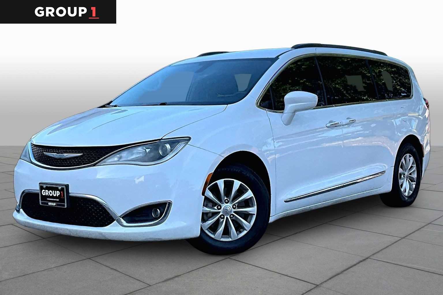 Used 2017 Chrysler Pacifica Touring-L FWD image 1