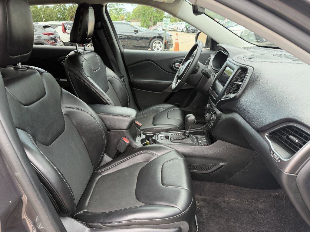 Used 2019 Jeep Cherokee Latitude Plus w/ Comfort/Convenience Group FWD image 13