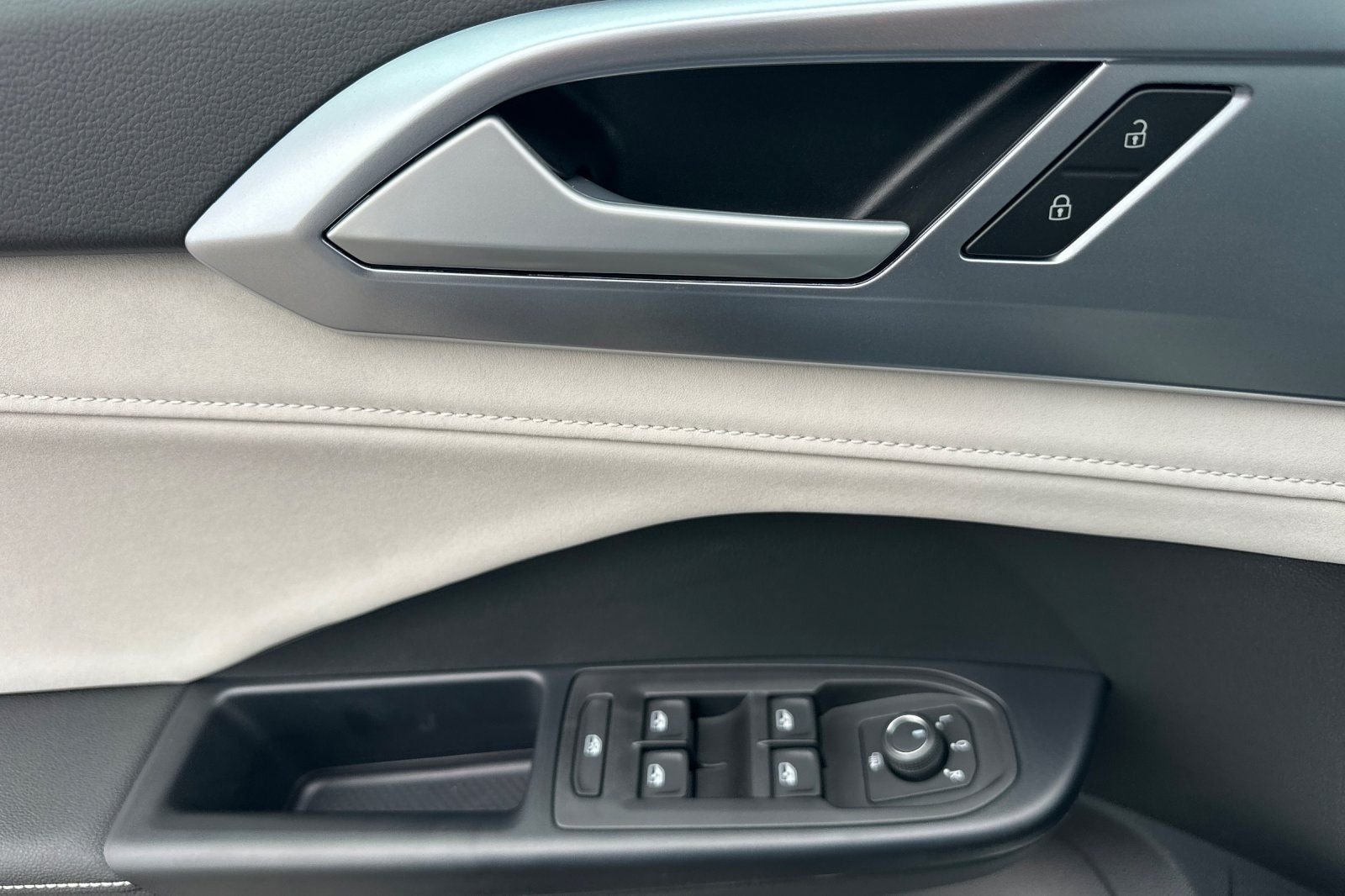 New 2026 Volkswagen Taos SE FWD image 11