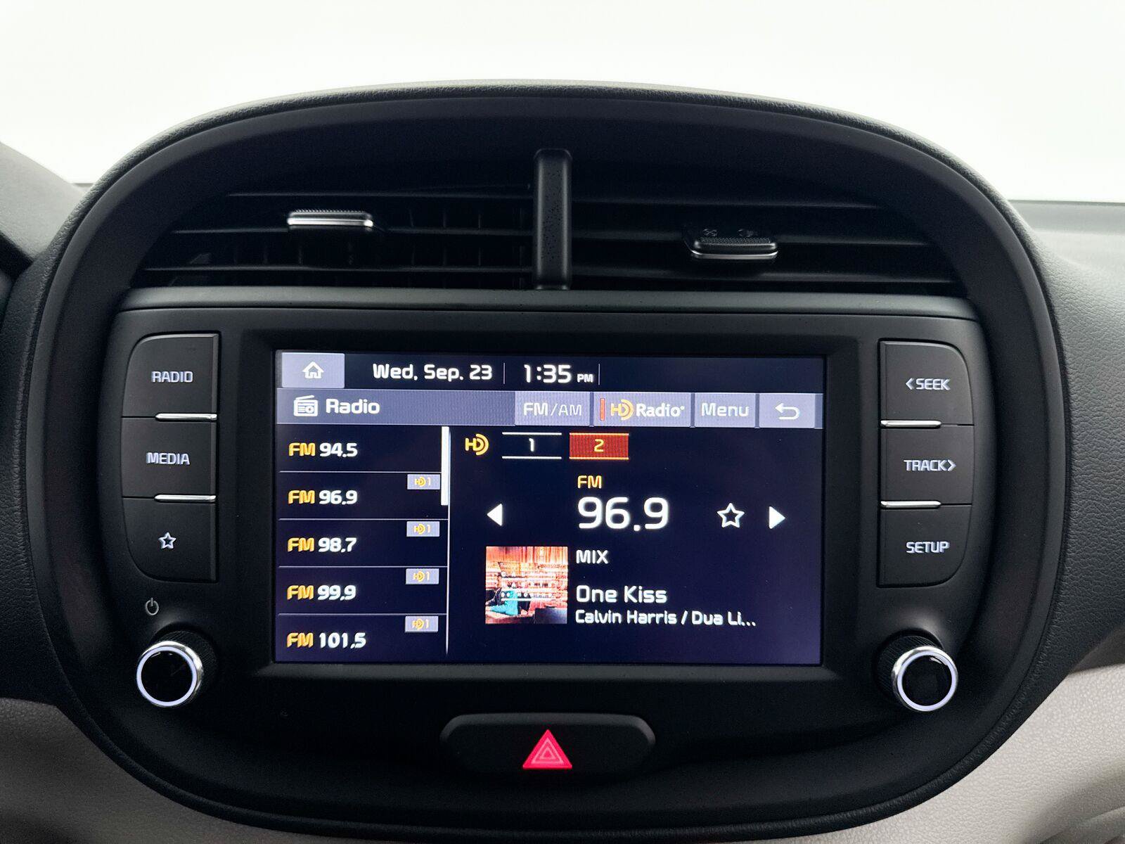 Used 2025 Kia Soul LX w/ LX Technology Package FWD image 4