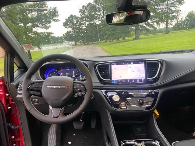 New 2027 Chrysler Pacifica Limited w/ S Appearance Package FWD image 21