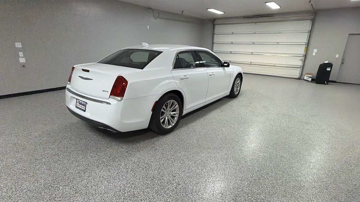 Used 2017 Chrysler 300 Limited RWD image 3