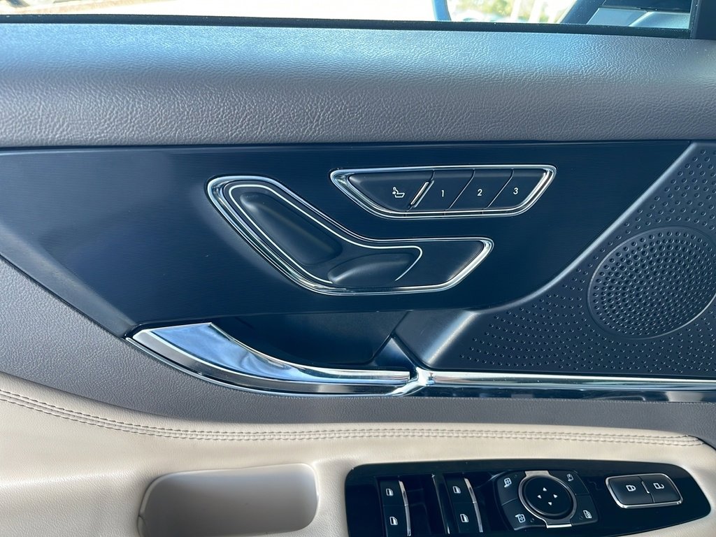 Used 2023 Lincoln Corsair Reserve w/ Equipment Group 201A image 9