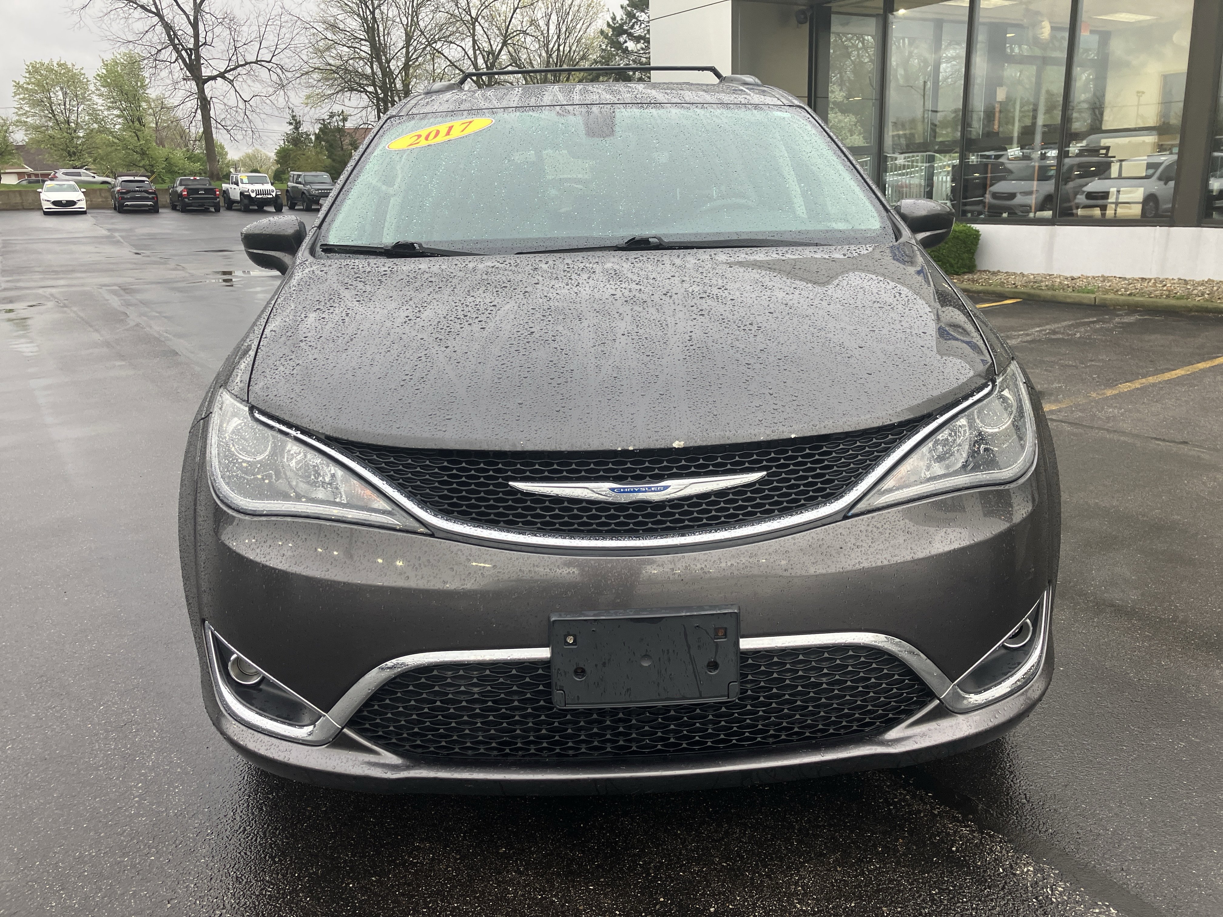 Used 2017 Chrysler Pacifica Touring-L w/ Tire & Wheel Group image 2