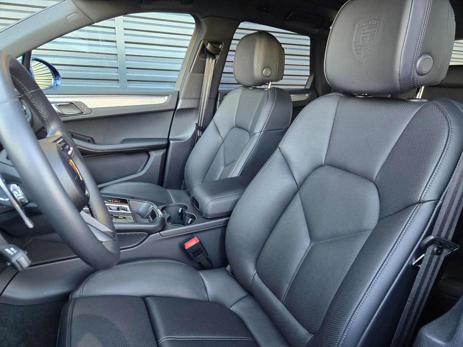 Used 2025 Porsche Macan AWD/4WD image 5