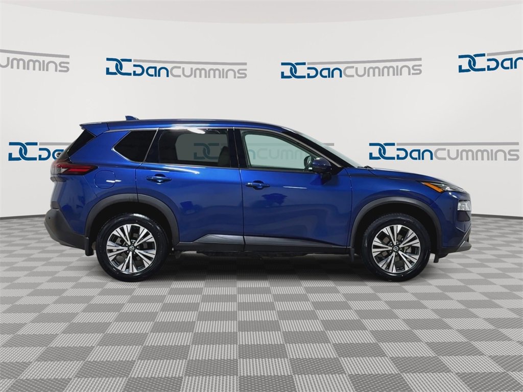 Used 2021 Nissan Rogue SV image 2