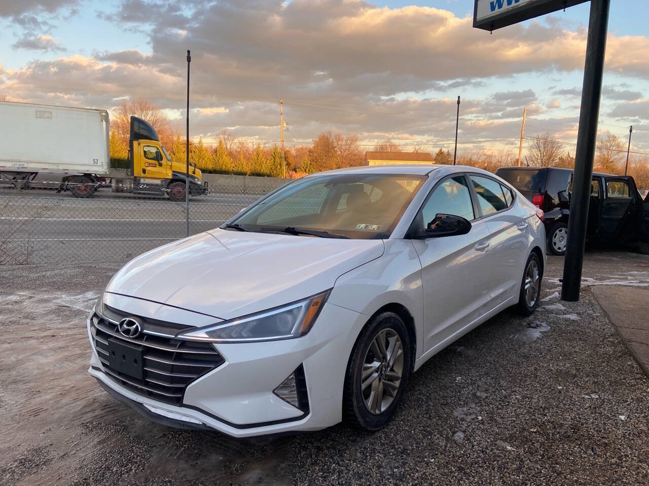 Used 2019 Hyundai Elantra SEL image 3