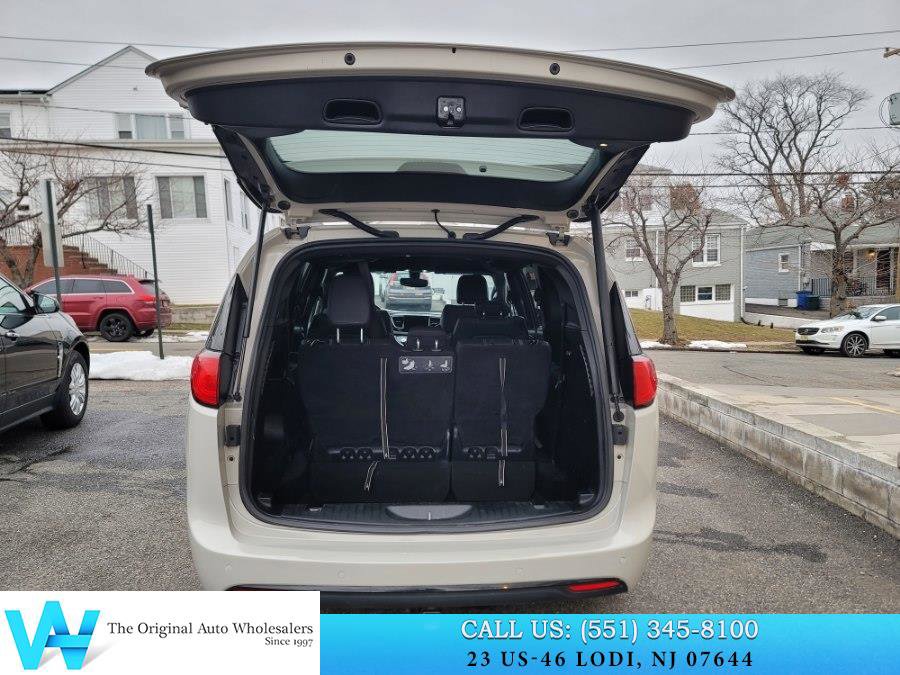 Used 2019 Chrysler Pacifica Touring-L w/ S Appearance Package image 14