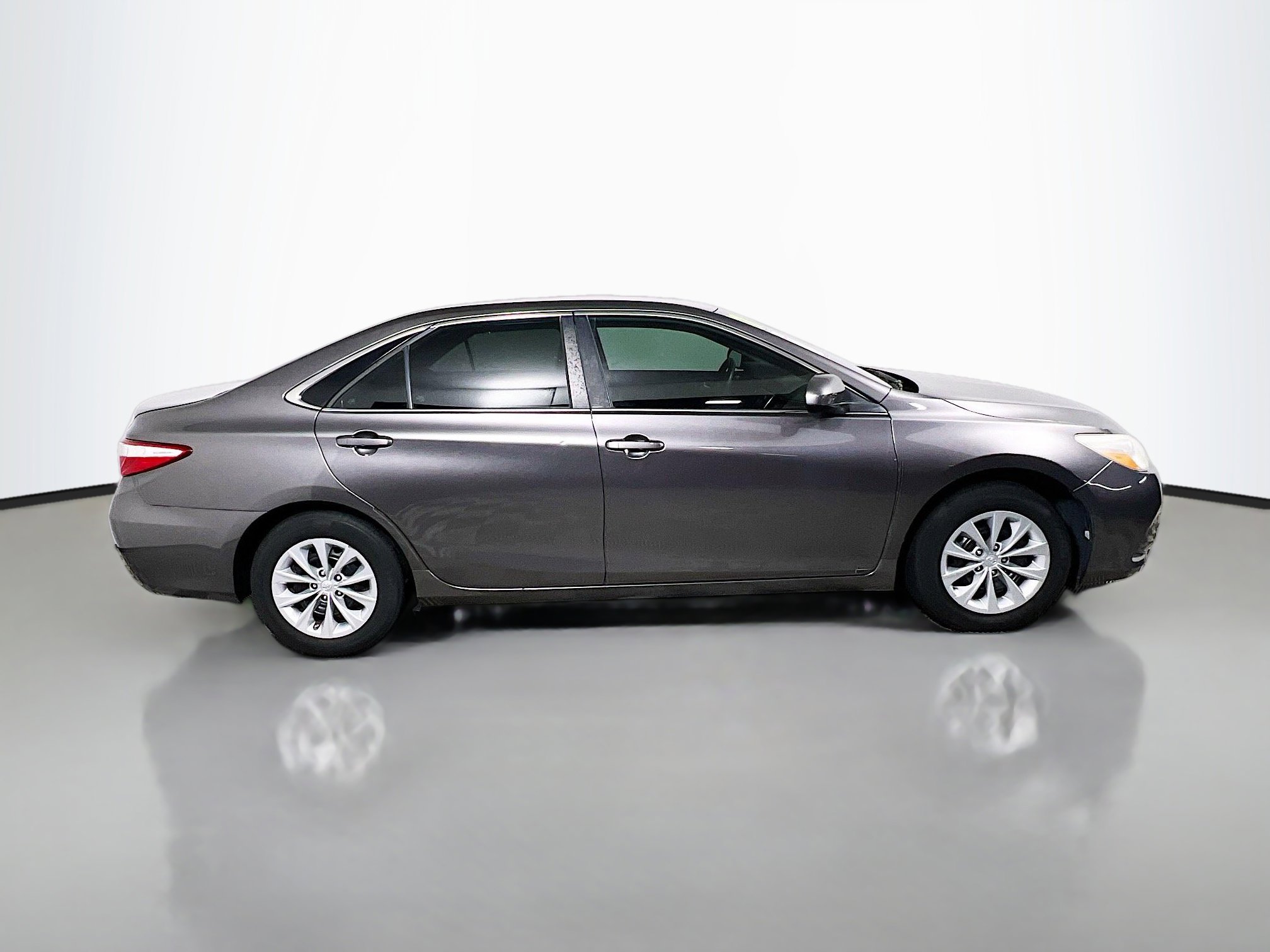 Used 2017 Toyota Camry LE FWD image 3