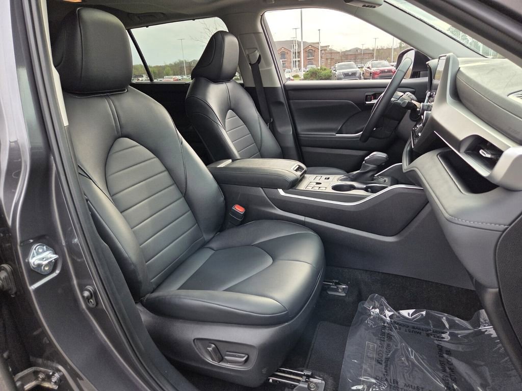 Used 2025 Toyota Highlander XLE image 14