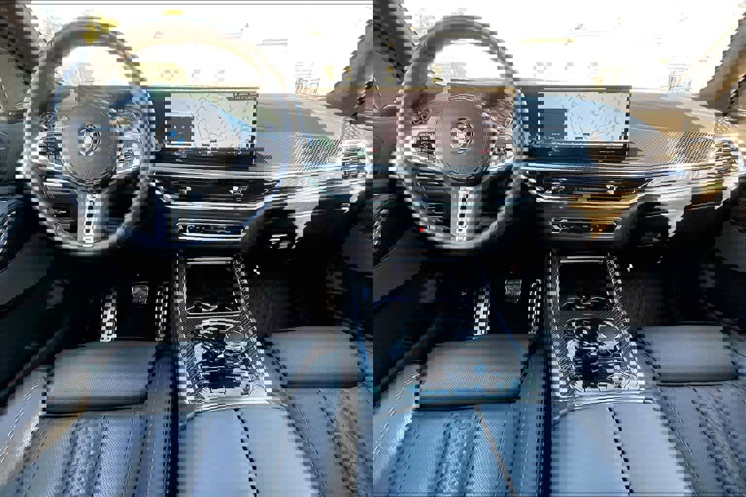 Used 2025 BMW X7 M60i image 15