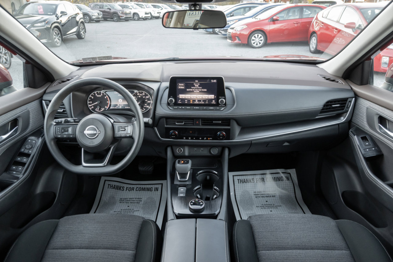 Used 2023 Nissan Rogue SV image 2