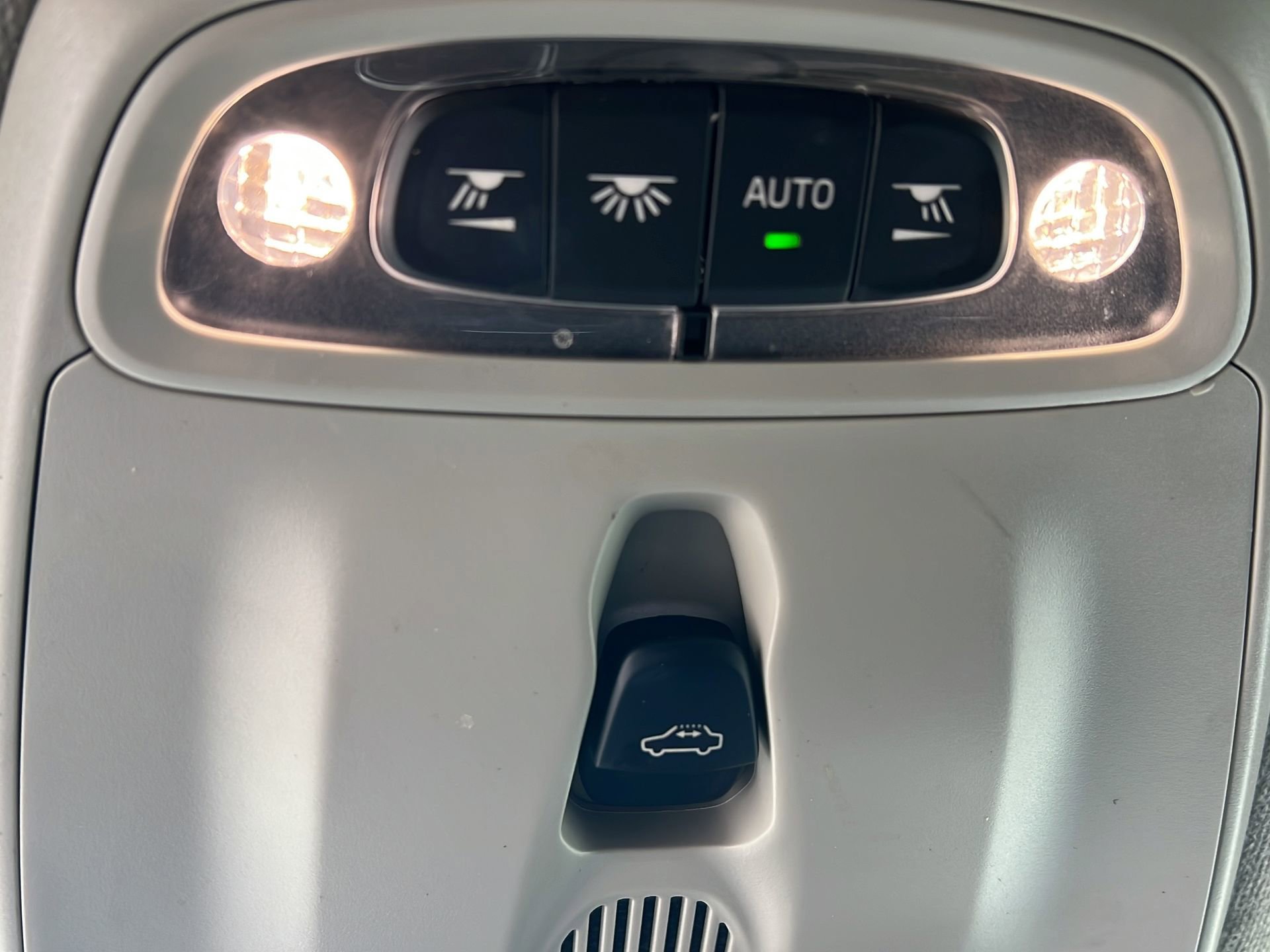 Used 2020 Volvo XC40 T4 Momentum w/ Premium Package image 22