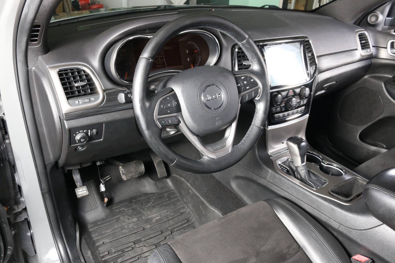 Used 2020 Jeep Grand Cherokee Altitude RWD image 28