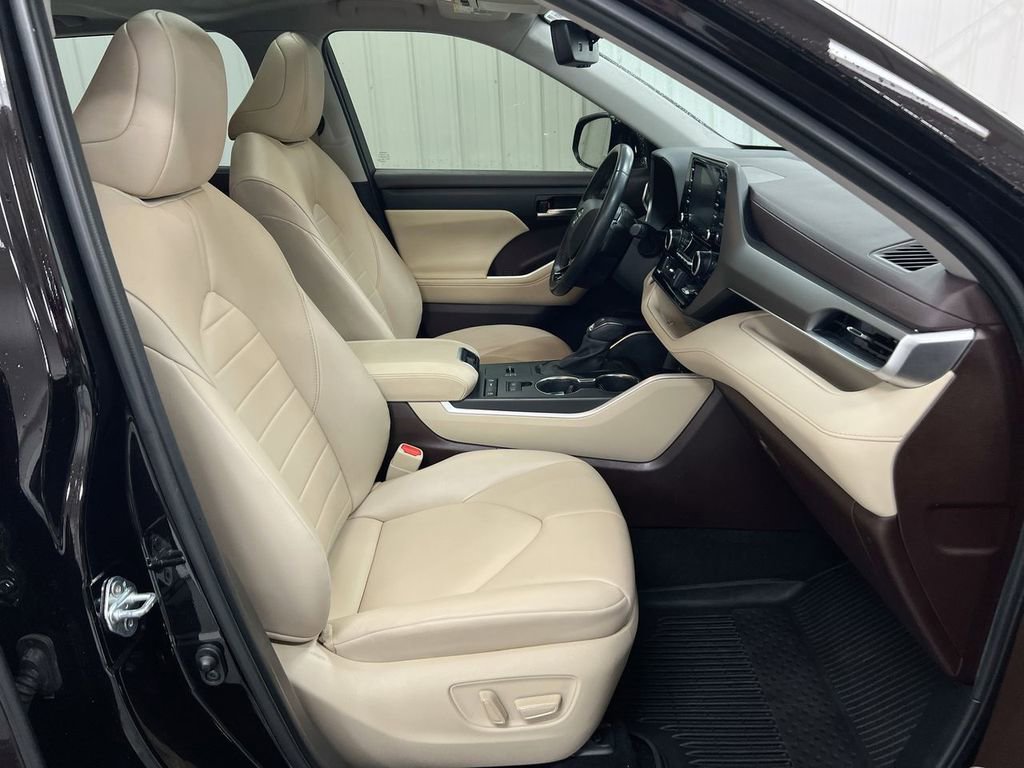 Used 2021 Toyota Highlander XLE image 23