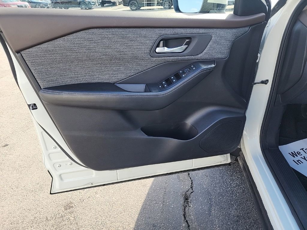 Used 2023 Nissan Rogue SV image 12