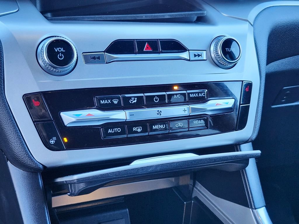 Used 2022 Ford Explorer XLT w/ Equipment Group 202A image 25