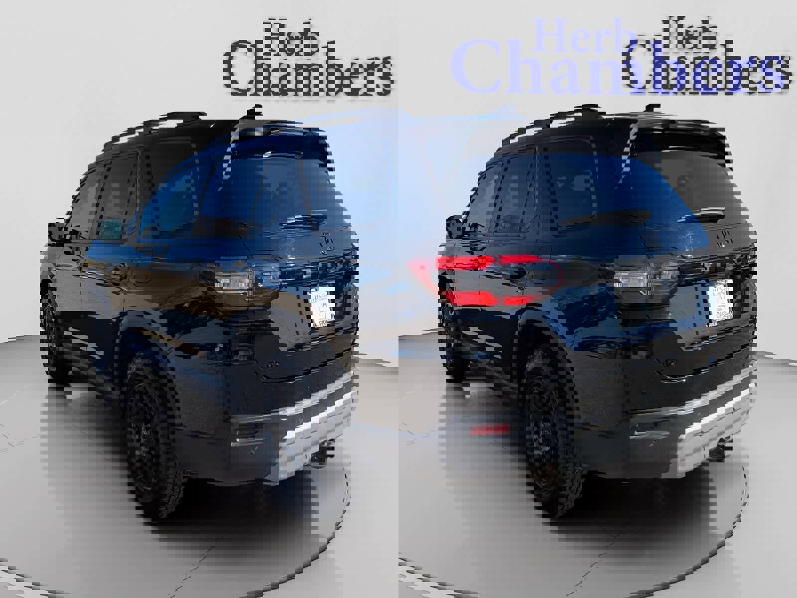 Used 2025 Honda Pilot TrailSport image 3