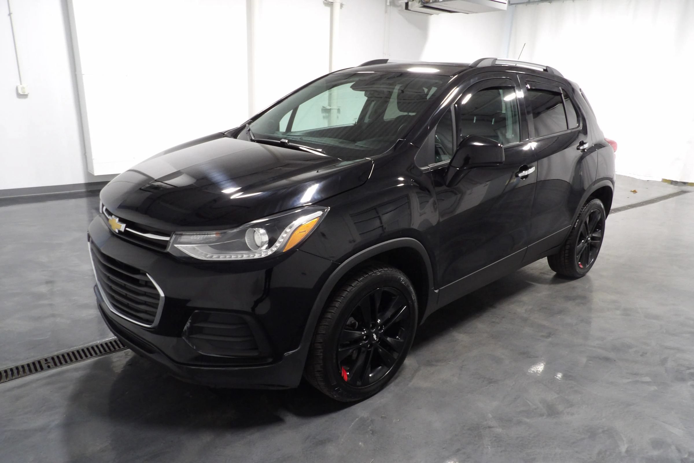 Used 2019 Chevrolet Trax LT w/ Sun & Sound Package AWD/4WD image 3