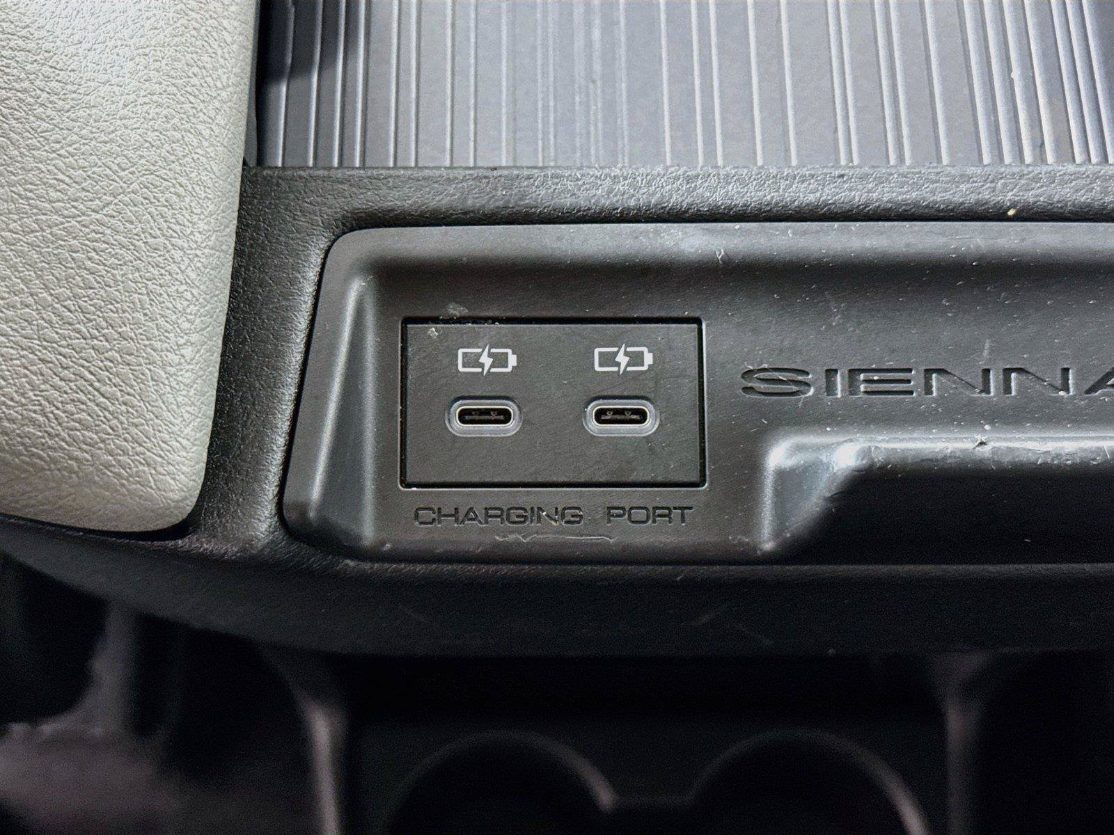 Certified 2025 Toyota Sienna XLE FWD image 36