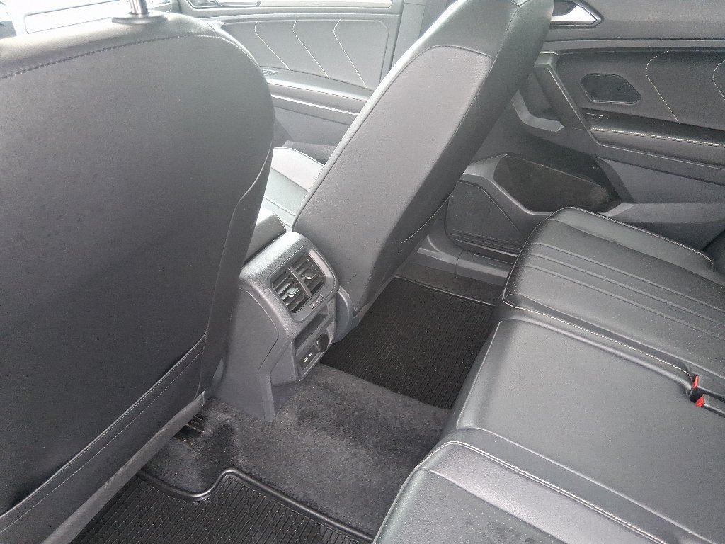 Used 2024 Volkswagen Tiguan SE R-Line AWD/4WD image 18