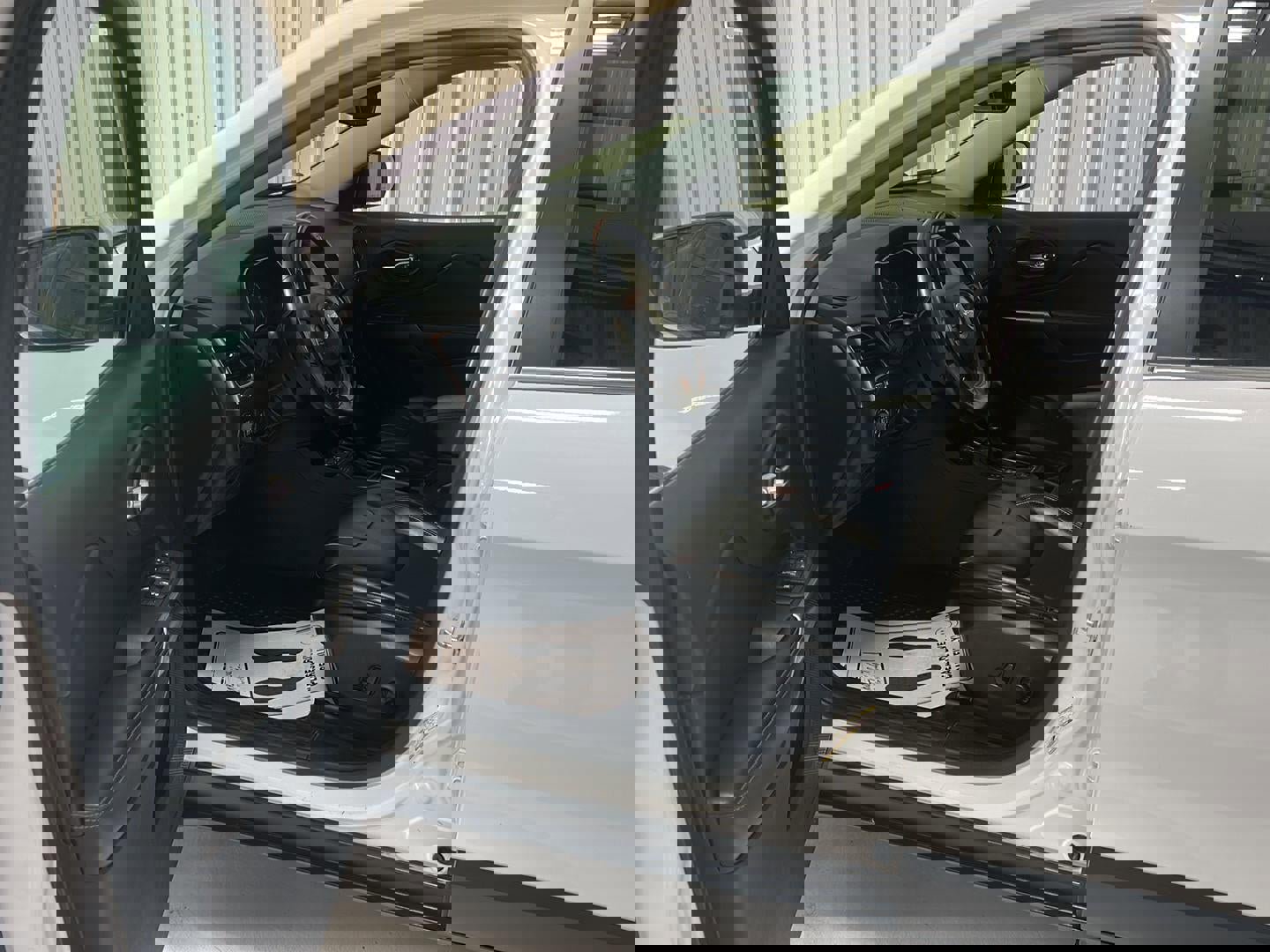 Used 2019 Jeep Cherokee Latitude Plus w/ Comfort/Convenience Group image 11