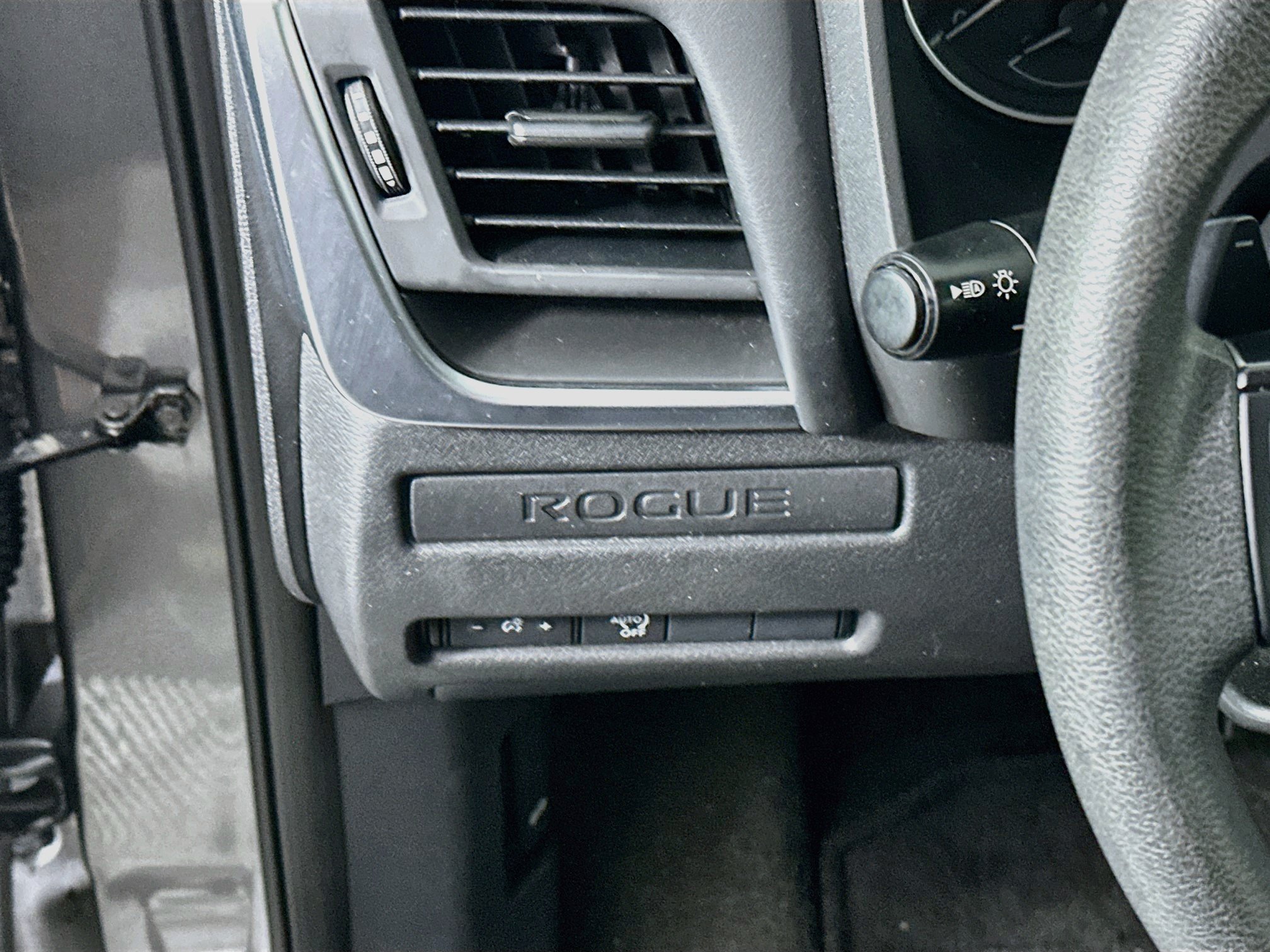 Used 2024 Nissan Rogue S FWD image 17
